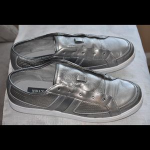 Kenneth Cole Reaction Sneakers/shoe. Silver 10.5